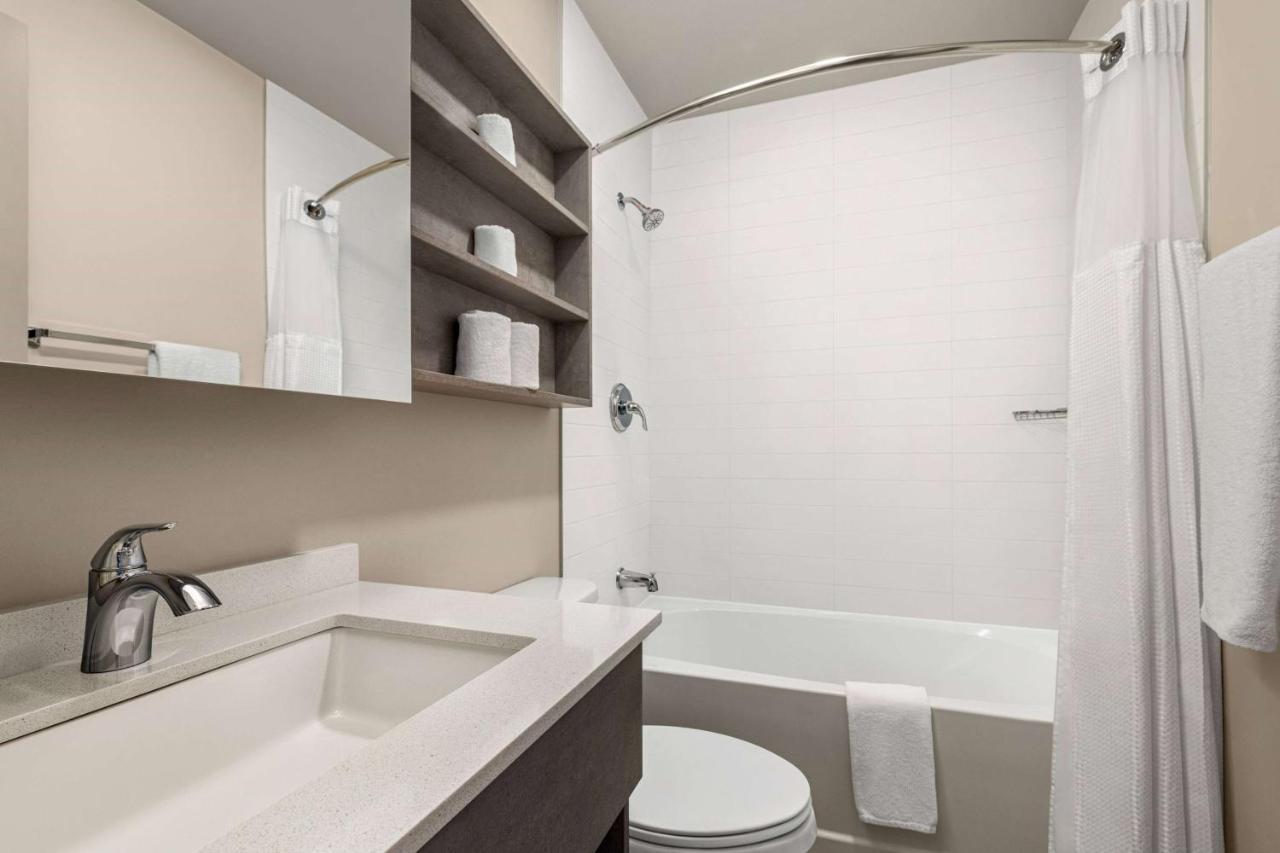 Microtel Inn & Suites By Wyndham Boisbriand Sainte-Therese Ngoại thất bức ảnh